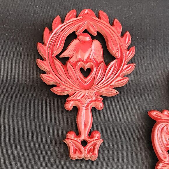 Cast Iron Eagle Grapes Mini Trivets Red Enamel Set 2 Virginia Metalcrafters Vtg - Picture 3 of 10